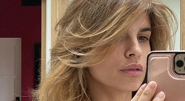 Elisabetta Canalis si fa la piega da sola e pubblica la foto su Instagram: il dettaglio hot non passa inosservato
