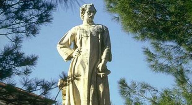 La statua di Giordano Bruno nella omonima piazza di Nola