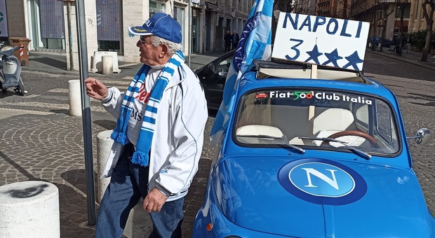 Antonio Navarra e la sua 500 azzurra