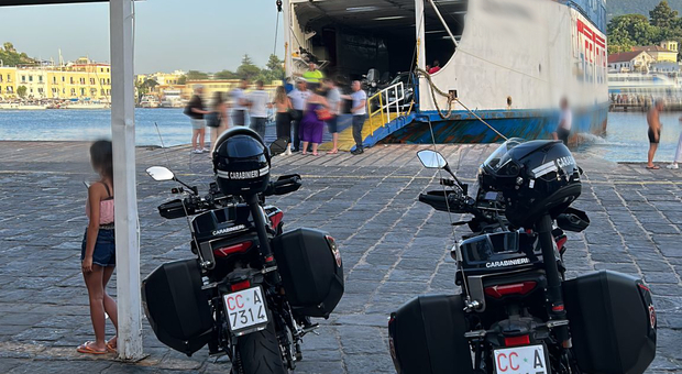 Controlli dei carabinieri a Porto d'Ischia