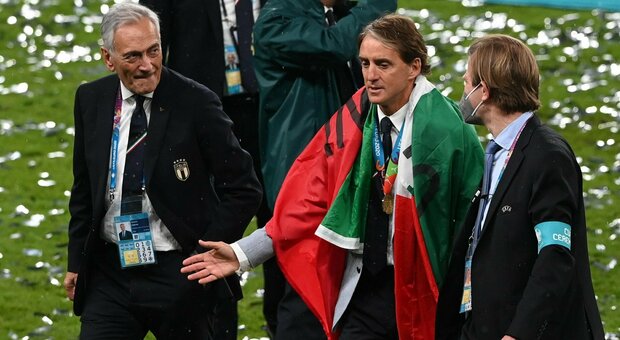 Il presidente Figc Gabriele Gravina e l'ex Ct Roberto Mancini dopo la vittoria dell'ultimo Europeo