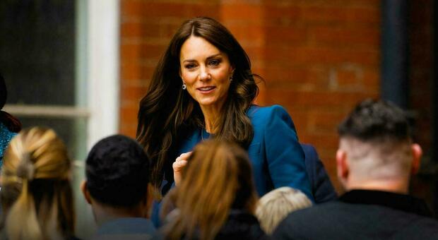 https://statics.cedscdn.it/photos/MED/97/73/8369773_22165618_kate_middleton_ritorno.jpg