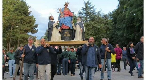 La statua portata in processione anche da Marco Busilacchio (a destra)
