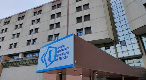 Ancona, esagitato in ospedale picchia si ribella ai sanitari e picchia due agenti: denunciato