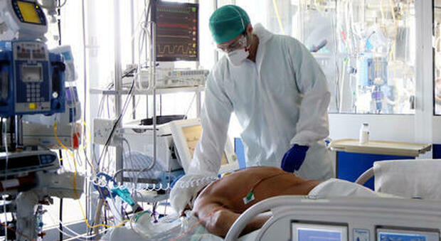 Covid, l’allarme lanciato dai medici: «Tra 15 giorni ospedali al collasso»