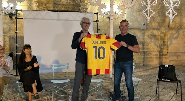 Stewart Copeland torna ad "indossare" la maglia del Lecce: il numero 10 per il batterista dei Police