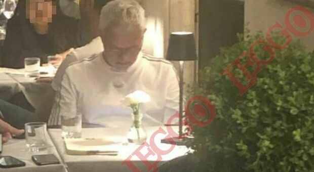 Mourinho cena a lume di candela...da solo. Ma i tifosi della Roma non gli fanno mancare l'affetto