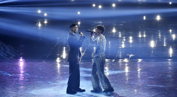 Eurovision 2022, Mahmood e Blanco giocano con la luce: i loro look stregano il palco