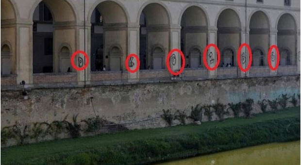 Corridoio Vasariano imbrattato a Firenze, il sindaco Nardella: «È vergognoso gesto vandalico»