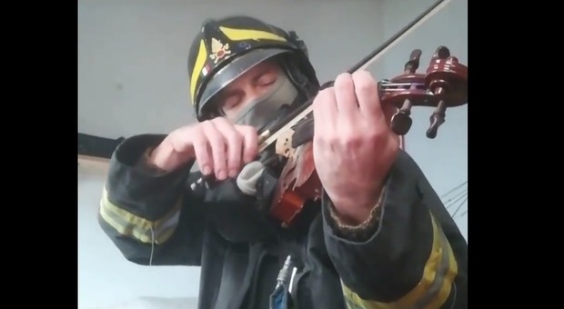 Vigili del fuoco morti, il commovente omaggio col violino del collega è virale su Facebook