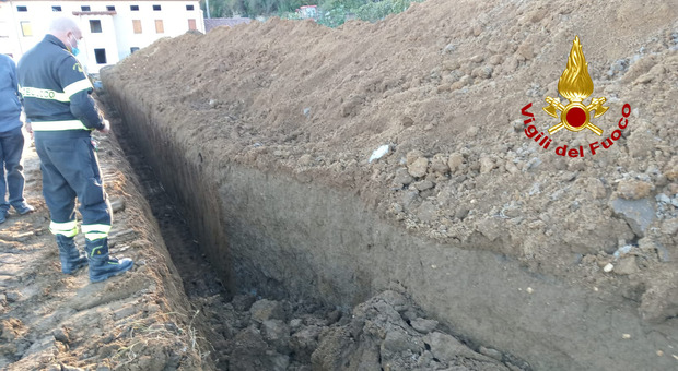Incidente mentre posa i tubi nello scavo: 32enne muore davanti agli occhi del padre