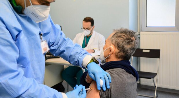 Vaccini, l'Ordine dei medici di Napoli chiede di introdurre l'obbligo: «Intervenire adesso per evitare una catastrofe»
