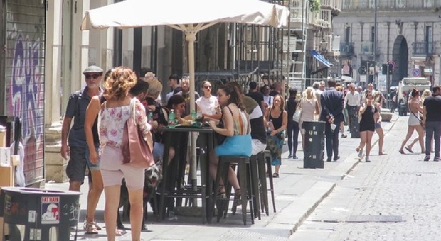 “Tavolino selvaggio” a Napoli, contro gli abusi si userà la vernice