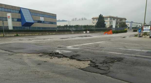 Via Colle San Biagio, il restyling è una beffa: il nuovo asfalto dura appena 10 giorni