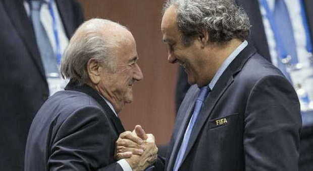 Dimissioni Blatter, Platini: "Decisione coraggiosa e difficile". Gattuso: "Adesso sparisca"