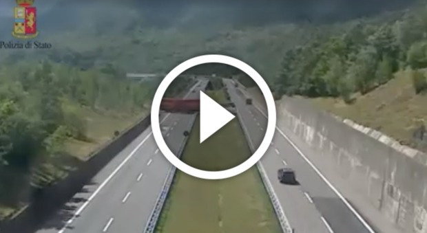 Incredibile sull'A15, camion rumeno fa inversione in autostrada: strage sfiorata