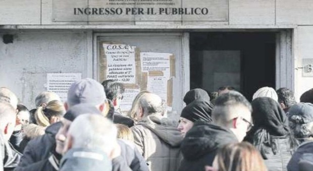 Tassa rifiuti, è caos uffici a Napoli: le pratiche vanno ai Caf