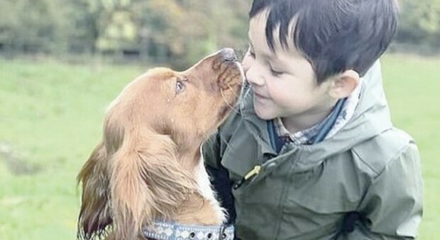 Leon, il bambino autistico che ha cominciato a parlare grazie all’amore di un cane
