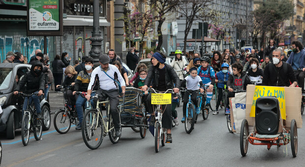 Scuole chiuse a Napoli, la protesta dei genitori No Dad: in bici da piazza del Gesù a piazza Garibaldi