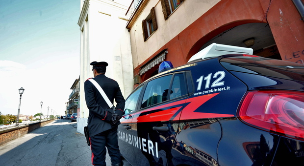 I carabinieri salvano sessantenne che stava per uccidersi con i gas di scarico dell'auto