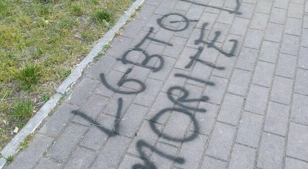 Verona, scritte omofobe davanti alla scuola: «Lgbtq morte»