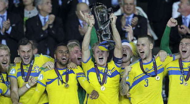 La Svezia alza il trofeo