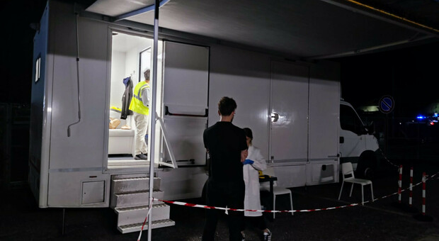 Il laboratorio mobile usato dalla polizia stradale sulla tangenziale di Napoli