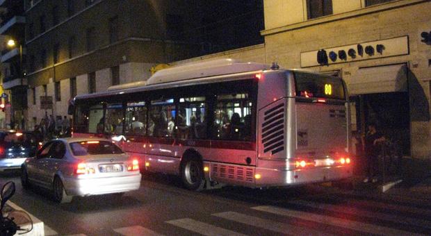 Roma, spari contro un bus dell'Atac: caccia al cecchino misterioso