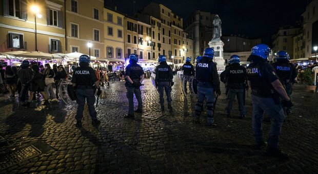 Roma, movida fuori controllo e guerriglia nelle piazze: Da San Lorenzo a Campo de’ Fiori è ondata di aggressioni