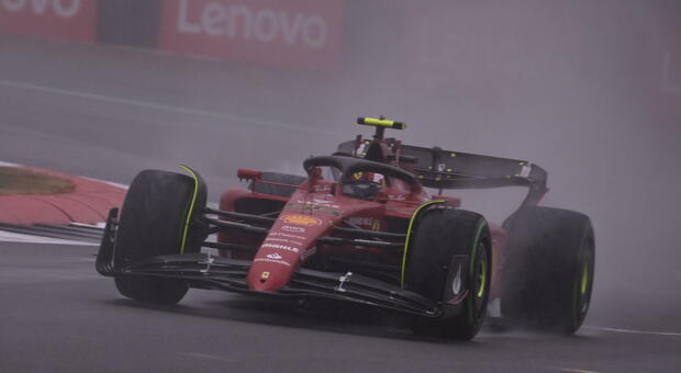 Ferrari in pole a Silverstone con Sainz. Poi Verstappen e Leclerc