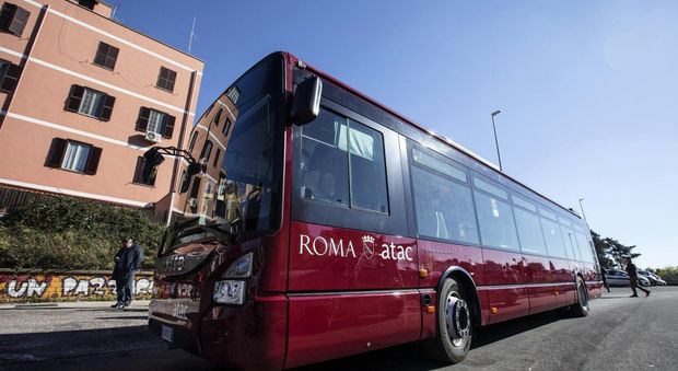Roma, il conducente parte senza aspettarla e lei lo aggredisce e prende a calci il bus: arrestata
