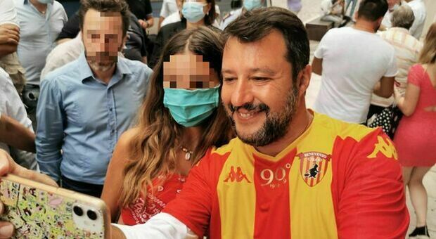 Matteo Salvini a Benevento senza mascherina, paga 280 euro di multa al sindaco Mastella