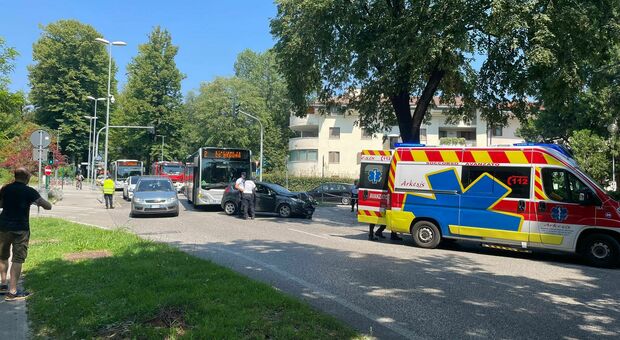 Scontro tra bus e due auto in via Pola, sul posto ambulanza e polizia