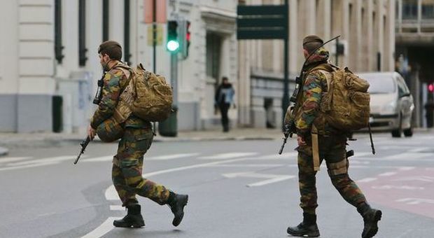 Allerta a Bruxelles, kamikaze in fuga con una bomba: "È Salah"