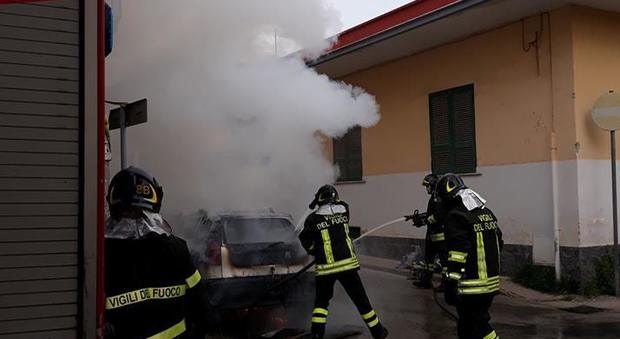 Paura a Mugnano, auto in fiamme in pieno centro