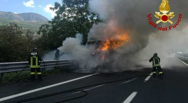 Camion con ecoballe in fiamme in Autostrada