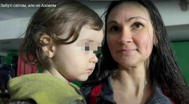 Ucraina, il video di mamme e neonati dentro l'acciaieria Azovstal assediata: «Il cibo sta per finire, aiutateci»
