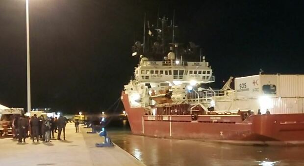 Ocean Viking, Ancona pronta ad accogliere la prima nave dell'Ong. A bordo 37 migranti.