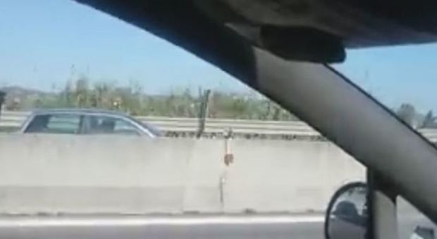 L'auto contromano filmata in superstrada