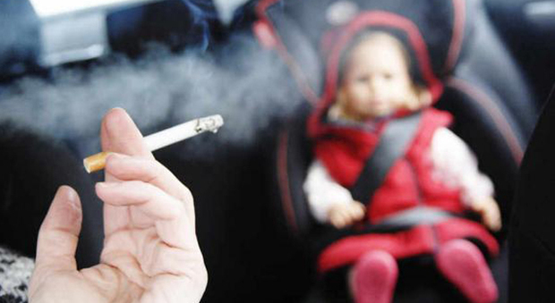 Fumare in auto con a bordo bambini e donne incinta è vietato
