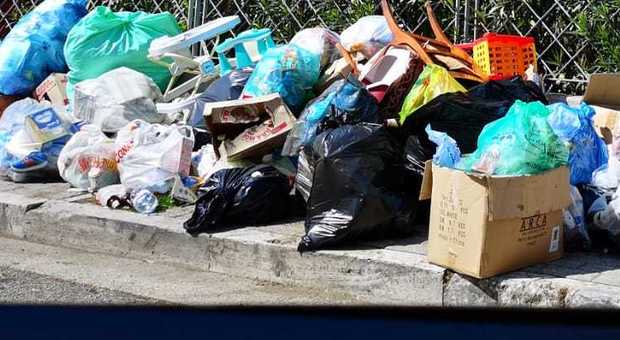 Civitanova, le fototrappole incastrano i furbetti dei rifiuti: 10 multe in un giorno