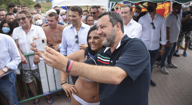 Lega, Matteo Salvini al mare a Rosolina: tra selfie e green pass