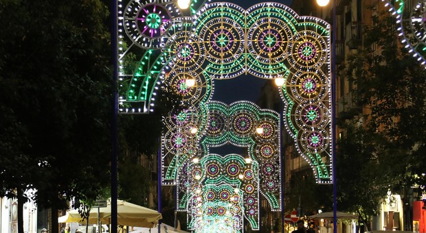 Napoli, via Duomo s'illumina per San Gennaro. Fiola: «Primo passo per tutta la città a Natale»