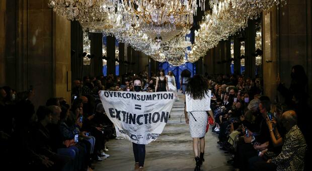 Moda, blitz degli attivisti del clima durante la sfilata di Louis Vuitton a Parigi