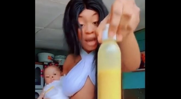 «Guarda, mia figlia è tutta chiara», tiktoker usa neonata per pubblicizzare prodotti che sbiancano la pelle