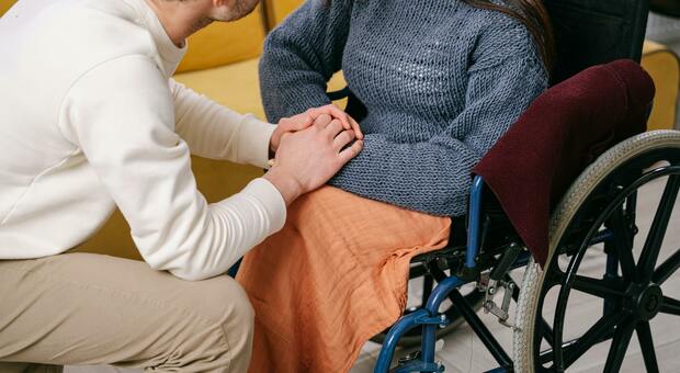 Un caregiver assiste una ragazza disabile