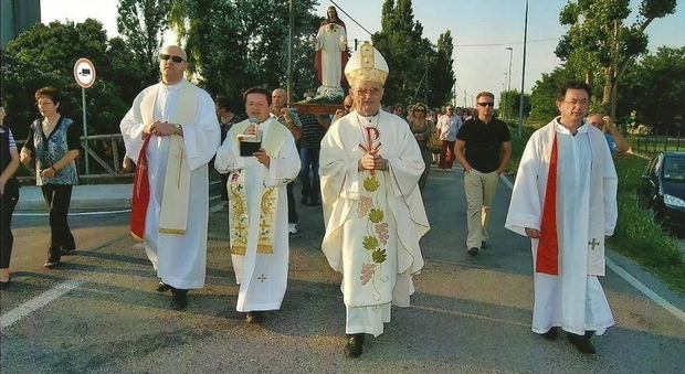Il vescovo Tessarollo al centro