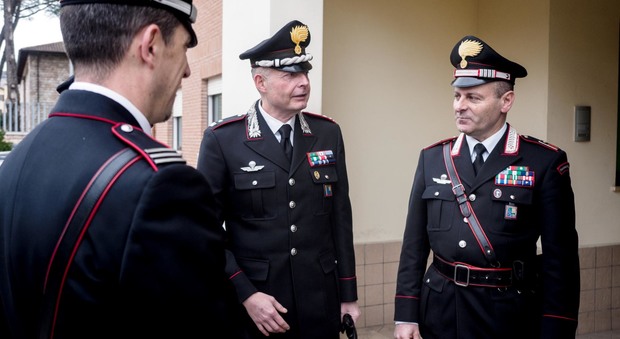 Il maggiore Marco Vetrulli con i carabinieri di Assisi