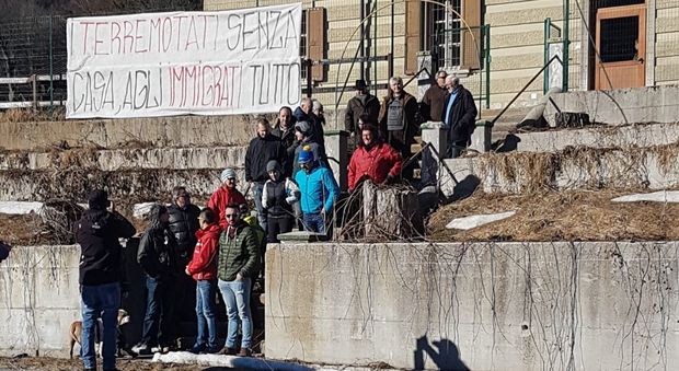 Arrivano i profughi nella ex caserma di Tarvisio: i manifestanti li bloccano