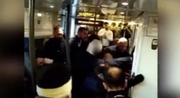 Polizia francese spruzza spray contro i migranti in treno: viaggiatori intossicati